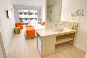 Dusche, Designer-Toilettenartikel, Haartrockner, Handtücher