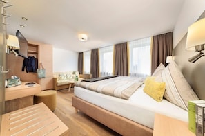 Perhehuone | Minibaari, tallelokero huoneessa, työpöytä, äänieristys