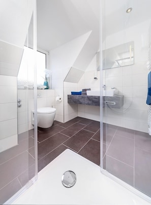 Perhehuone | Kylpyhuone | Ilmaiset hygieniatuotteet, hiustenkuivaaja, pyyhkeet