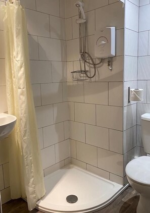 Family Room, Ensuite | Bathroom | Shower, free toiletries, hair dryer, towels - Sutton Guest House (Birmingham)