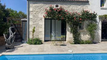 Deluxe tweepersoonskamer, privébadkamer, uitzicht op zwembad | 1 slaapkamer