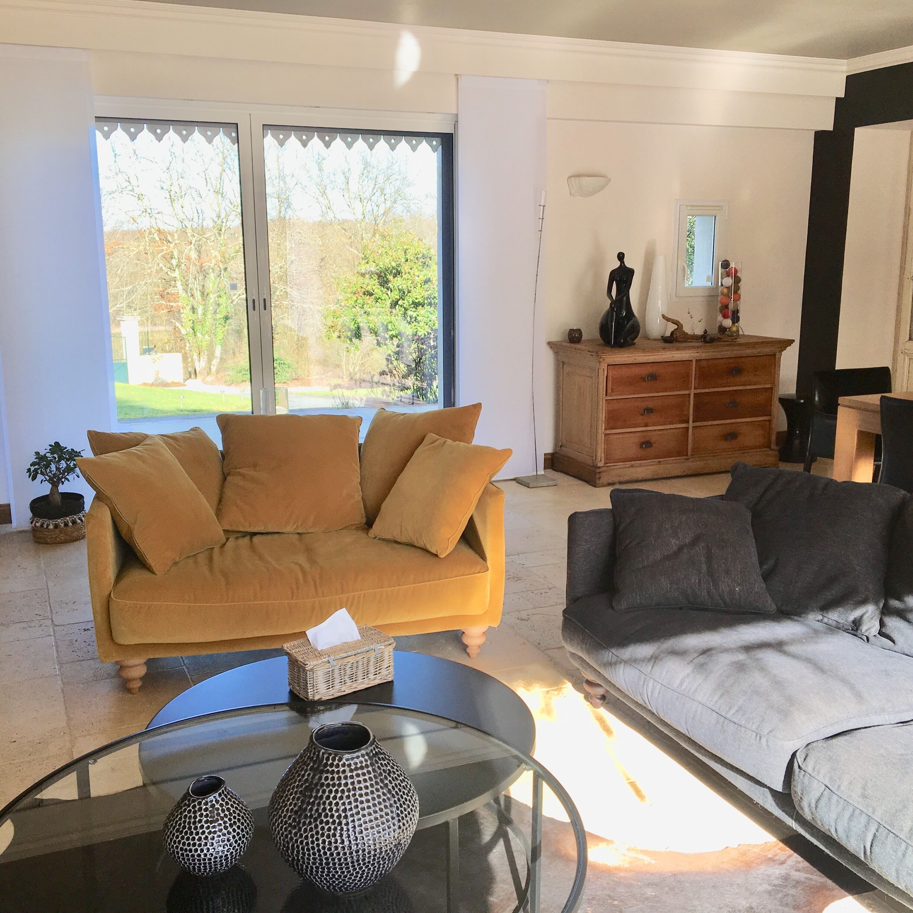 Een woonkamer met een bank, een salontafel en een kast.