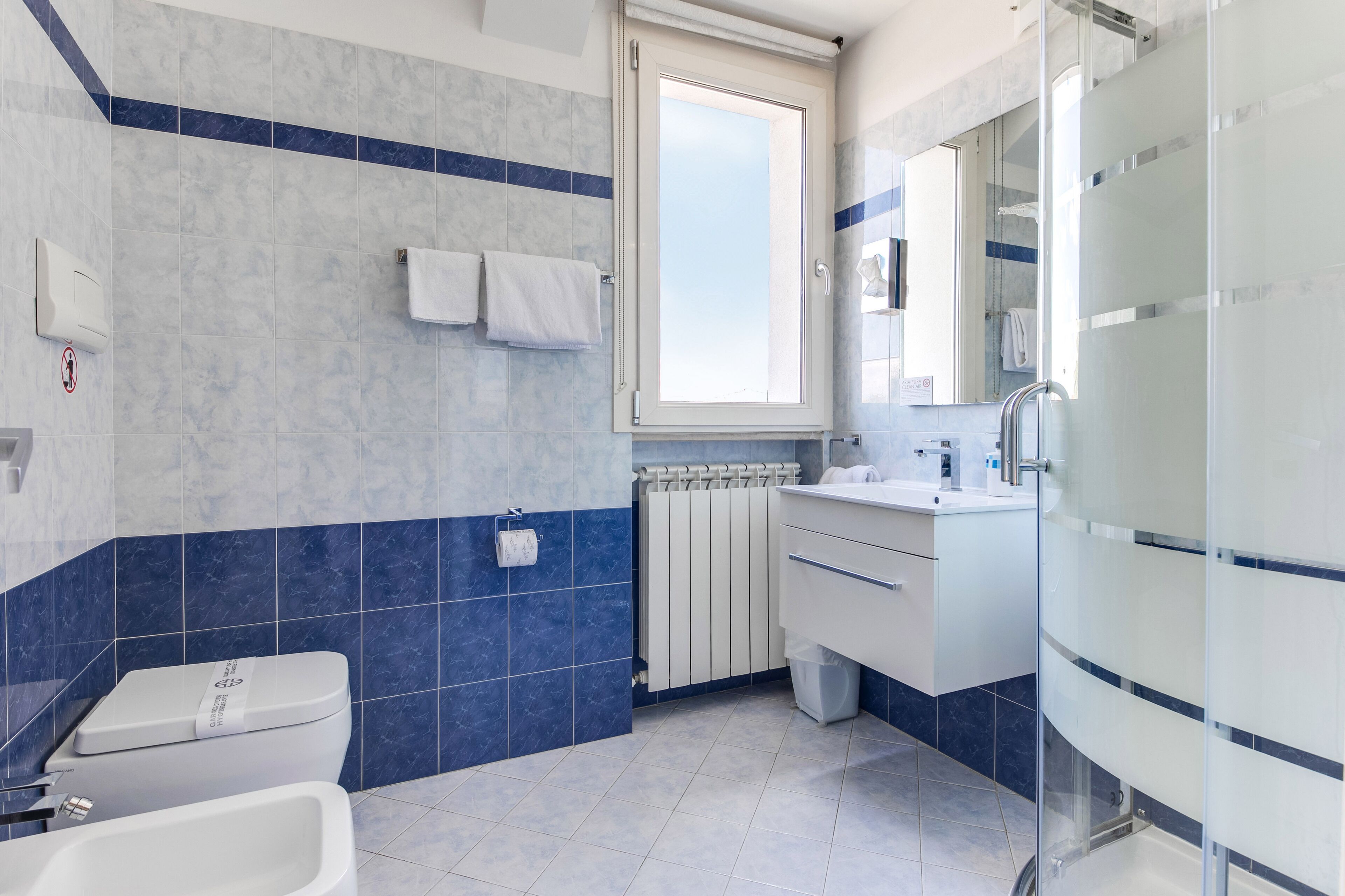 Appartement Standard, 1 chambre | Salle de bain | Douche, douche à « effet pluie », articles de toilette gratuits