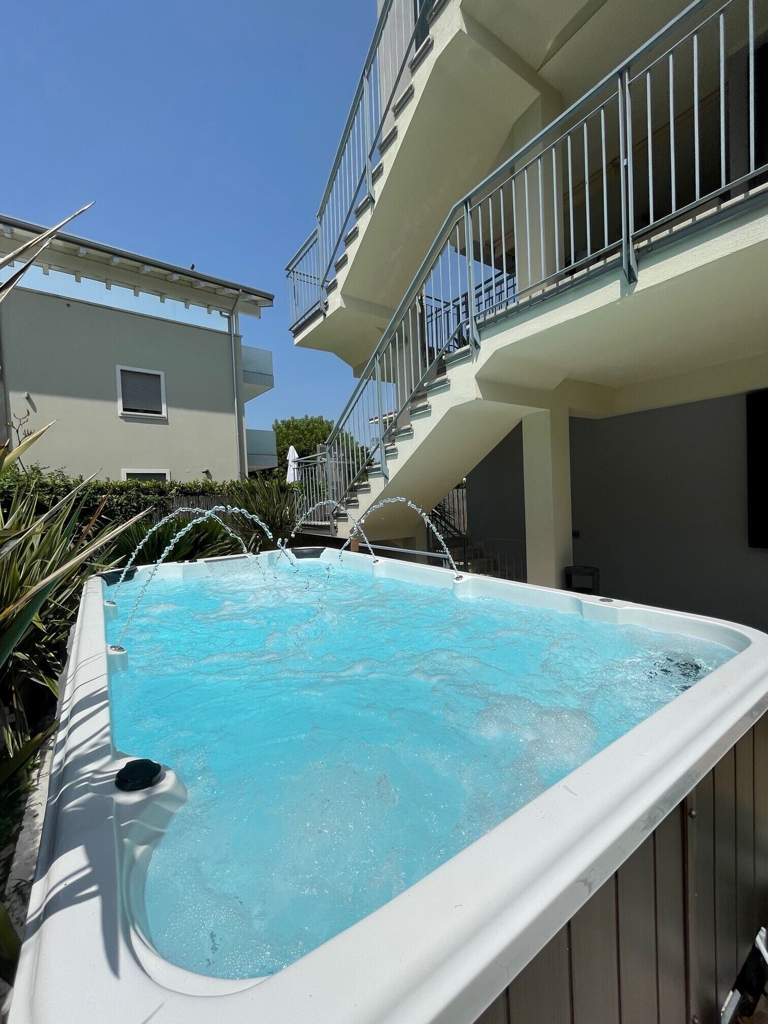 En säsongsöppen utomhuspool