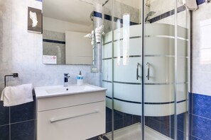 Appartamento Standard, 1 camera da letto Secondo piano senza ascensore | Bathroom | Shower, rainfall showerhead, free toiletries, hair dryer - Casa Bonotto Desenzano (Desenzano del Garda)