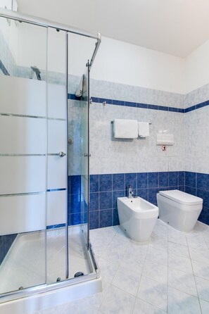 Ducha, cabezal de ducha tipo lluvia, artículos de tocador gratuitos