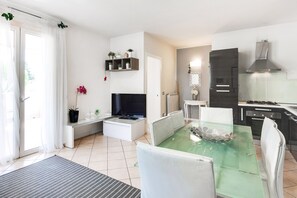 Apartamento Deluxe, 2 habitaciones | Zona de estar | Televisión de pantalla plana de 52 pulgadas con canales digitales
