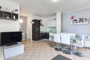 Apartamento Deluxe, 2 habitaciones | Zona de estar | Televisión de pantalla plana de 52 pulgadas con canales digitales