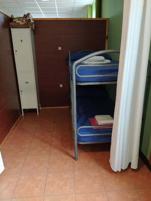 Schallisolierte Zimmer, kostenloses WLAN, Bettwäsche