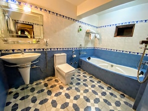 Deluxe-Suite, 1Â King-Bett | Badezimmer | Dusche, Hausschuhe, HandtĂŒcher
