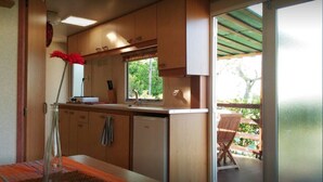 Classic Mobile Home | Private kitchenette | Full-size fridge, oven, stovetop, cookware/dishes/utensils - Camping Gabicce Monte (Gabicce Mare)