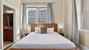 Apartamento standard, 2 quartos | Individualmente mobiliados, espaço de trabalho para notebook