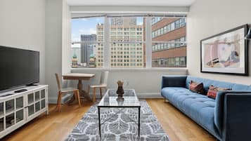 Adjacent Two Bed Two Bath Apartment | Área de estar | TV de tela plana 36 polegadas com canais digitais, TV