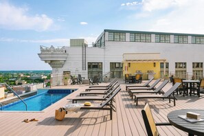 สระว่ายน้ำกลางแจ้ง