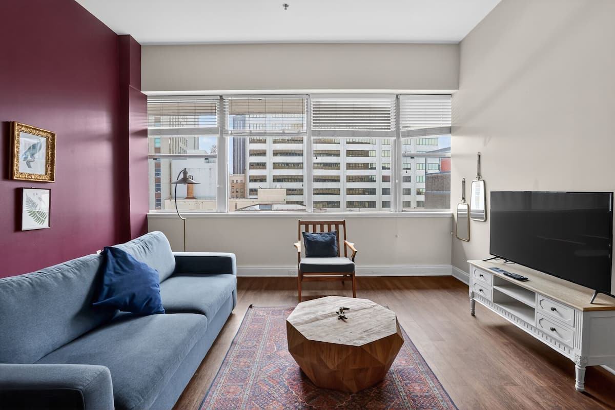 Superior appartement, 1 slaapkamer | Woonruimte | Een 36-inch flatscreentelevisie met digitale zenders en televisie