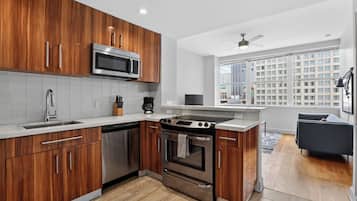 Adjacent Two Bed Two Bath Apartment | Cozinha privada | Geladeira, micro-ondas, fogão, cafeteira/chaleira