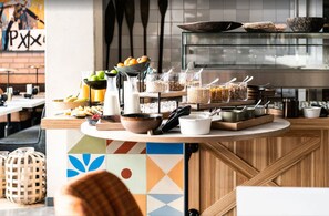 Daily full breakfast for a fee - FREIgeist Göttingen Innenstadt - A Member of Design Hotels™ (Goettingen)