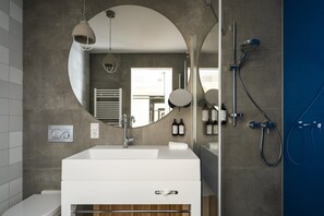 Articles de toilette (gratuits), séchoir à cheveux, peignoirs