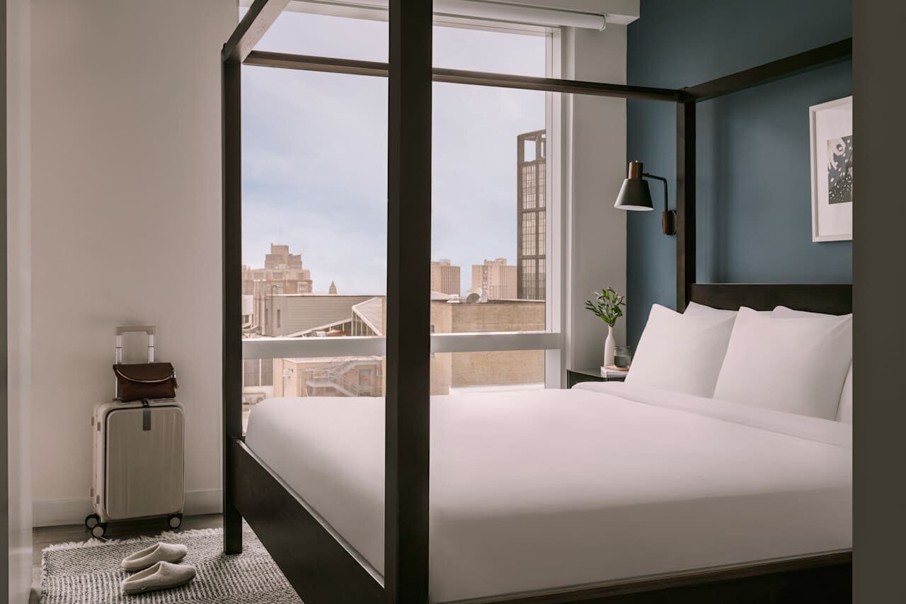 Departamento, 1 cama King size | Muebles diferentes, escritorio y tabla de planchar con plancha 