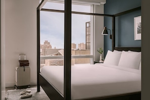 Departamento, 1 cama King size | Muebles diferentes, escritorio y tabla de planchar con plancha