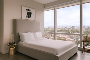 Departamento, 3 habitaciones | Muebles diferentes, escritorio y tabla de planchar con plancha