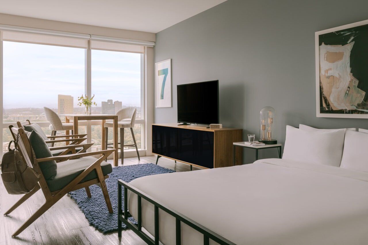 Estudio, acceso para personas con movilidad reducida | Muebles diferentes, escritorio y tabla de planchar con plancha 