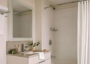 Amenidades de baño gratuitas, secadora de cabello, toallas