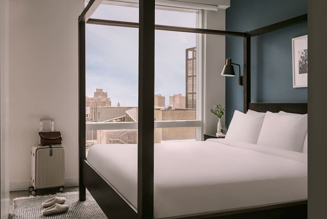 Departamento, 1 cama King size | Muebles diferentes, escritorio y tabla de planchar con plancha 