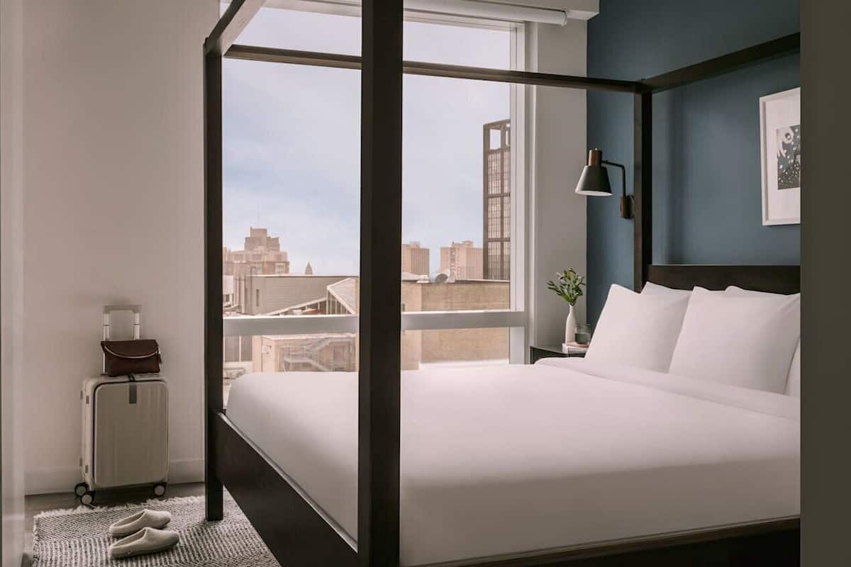 Departamento, 1 cama King size | Muebles diferentes, escritorio y tabla de planchar con plancha