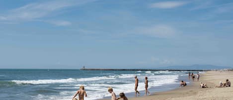 Perto da praia, prática de vôlei de praia 