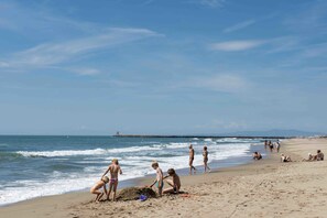 Playa en los alrededores y vóleibol de playa 