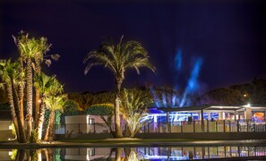 2 bares o lounges