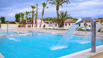 2 outdoor pools, pool loungers