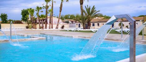 2 ulkouima-allasta, aurinkotuoleja