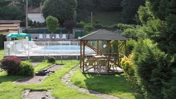 Chambre Supérieure avec lits jumeaux, salle de bains attenante, vue jardin | Piscine extérieure