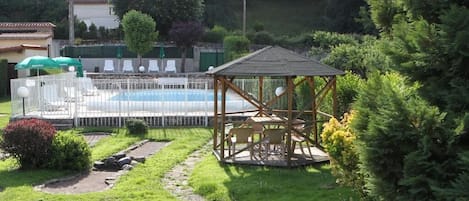 Chambre Supérieure avec lits jumeaux, salle de bains attenante, vue jardin | Piscine extérieure