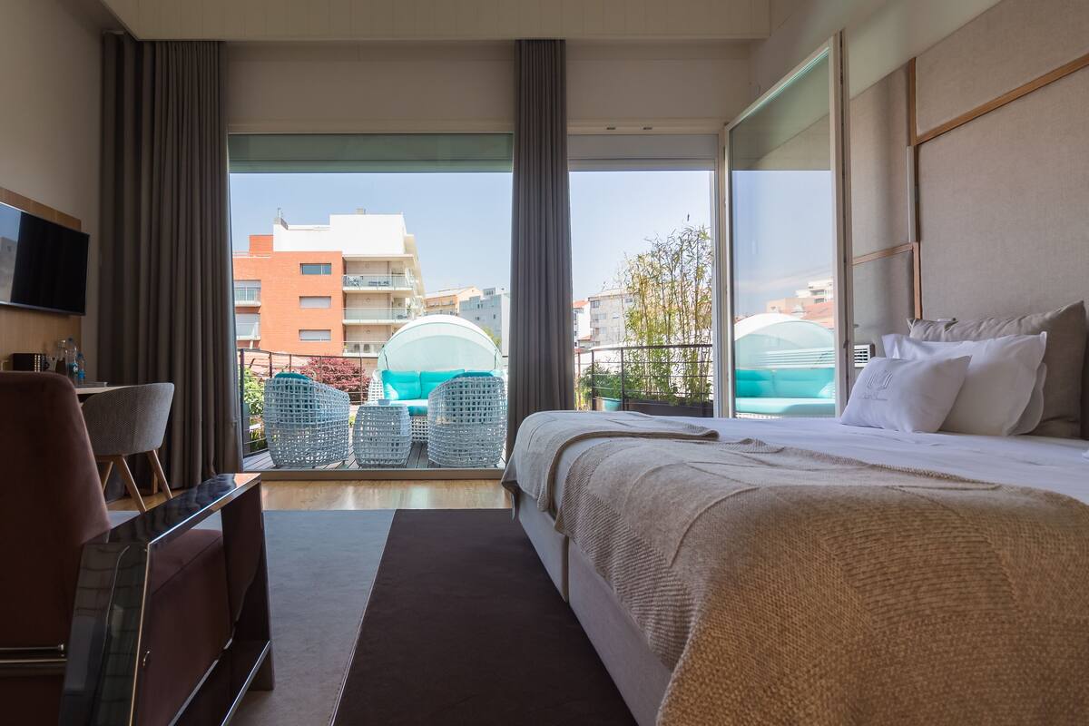 Camera Deluxe con letto matrimoniale o 2 letti singoli, terrazzo | Biancheria da letto di alta qualità, una cassaforte in camera