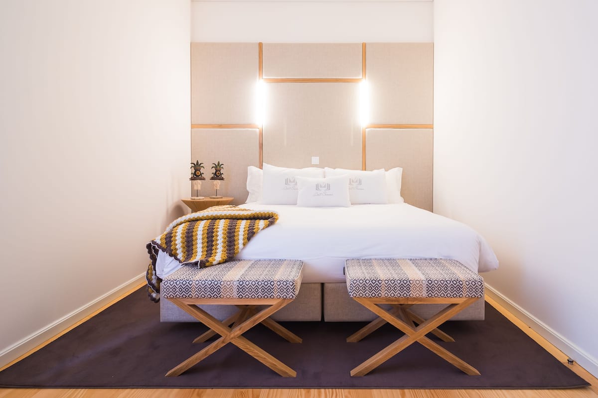 Kamer, 1 twee- of 2 eenpersoonsbedden | Luxe beddengoed, een kluis op de kamer, een bureau, babybedden