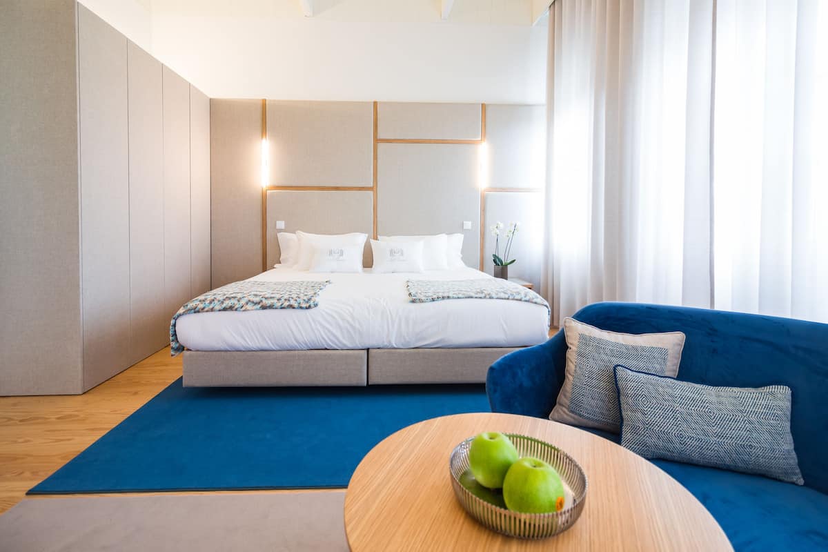 Deluxe kamer, 1 twee- of 2 eenpersoonsbedden | Luxe beddengoed, een kluis op de kamer, een bureau, babybedden