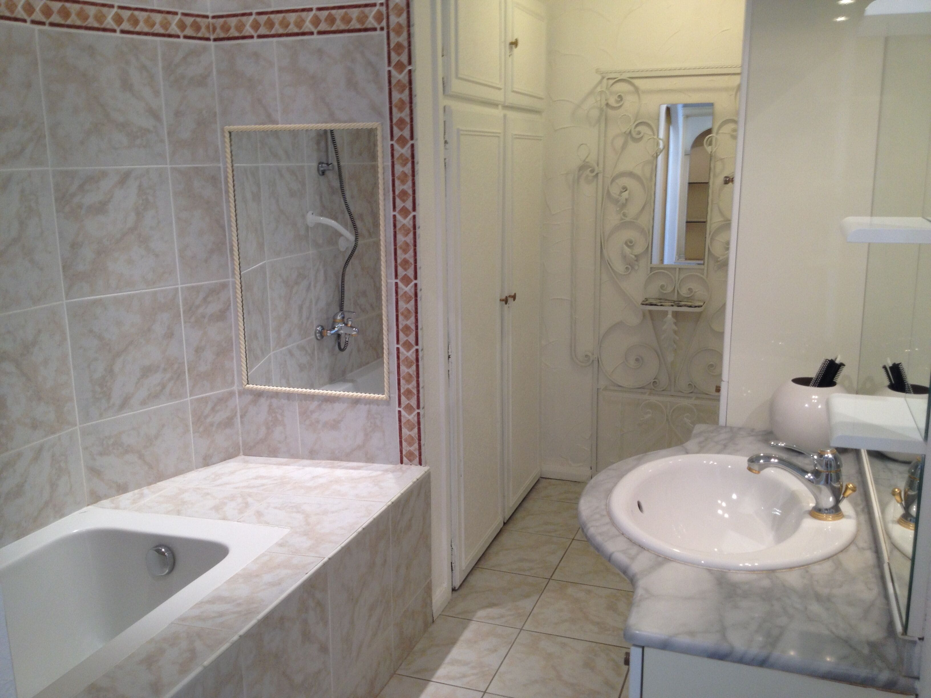 Ensemble douche/baignoire, sèche-cheveux, papier toilette