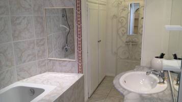 Combined shower/tub, hair dryer, toilet paper