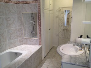 Kombinert dusj/badekar, hårføner og toalettpapir