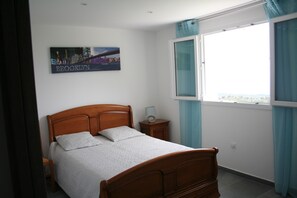 3 bedrooms, iron/ironing board, travel cot, free WiFi