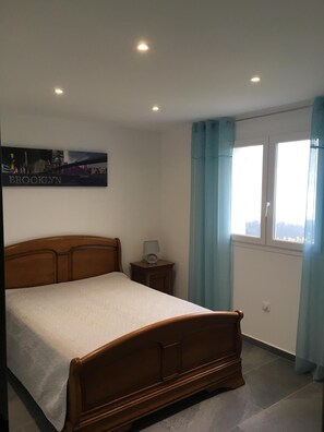 3 slaapkamers, een strijkplank/strijkijzer, reisbedje, gratis wifi