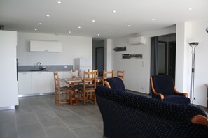 Televisie, een dvd-speler, tafelvoetbal en een tafeltennistafel