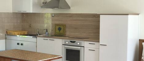 Microondas, horno, placa de cocina