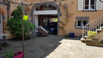 Vista frontal de la propiedad