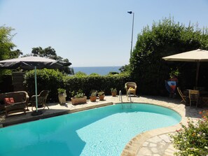 حمّام سباحة خارجي، حمّام سباحة مُدفَّأ