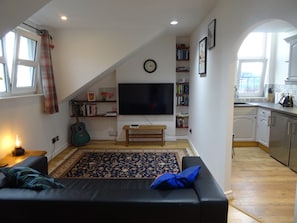 Standard Apartment | Living area | Flat-screen TV - Magdala Apartments (Nottingham)