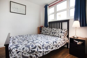 1 slaapkamer, luxe beddengoed, een bureau, een strijkplank/strijkijzer